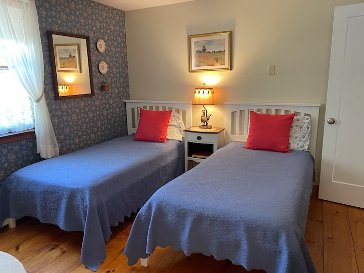 Vitanda viwili katika chumba cha kulala 2