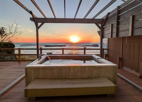 [Entire building for up to 10 people] 10-second walk to the sea! Luxurious and relaxing stay in an o