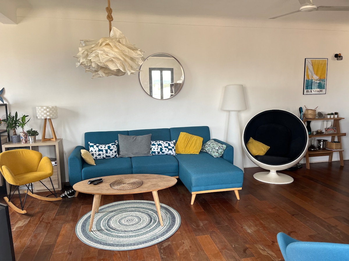 Stort opholdsområde på 52 m2 oplyst af 7 vinduer 