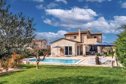 Chic vacation home with pool for 6 persons