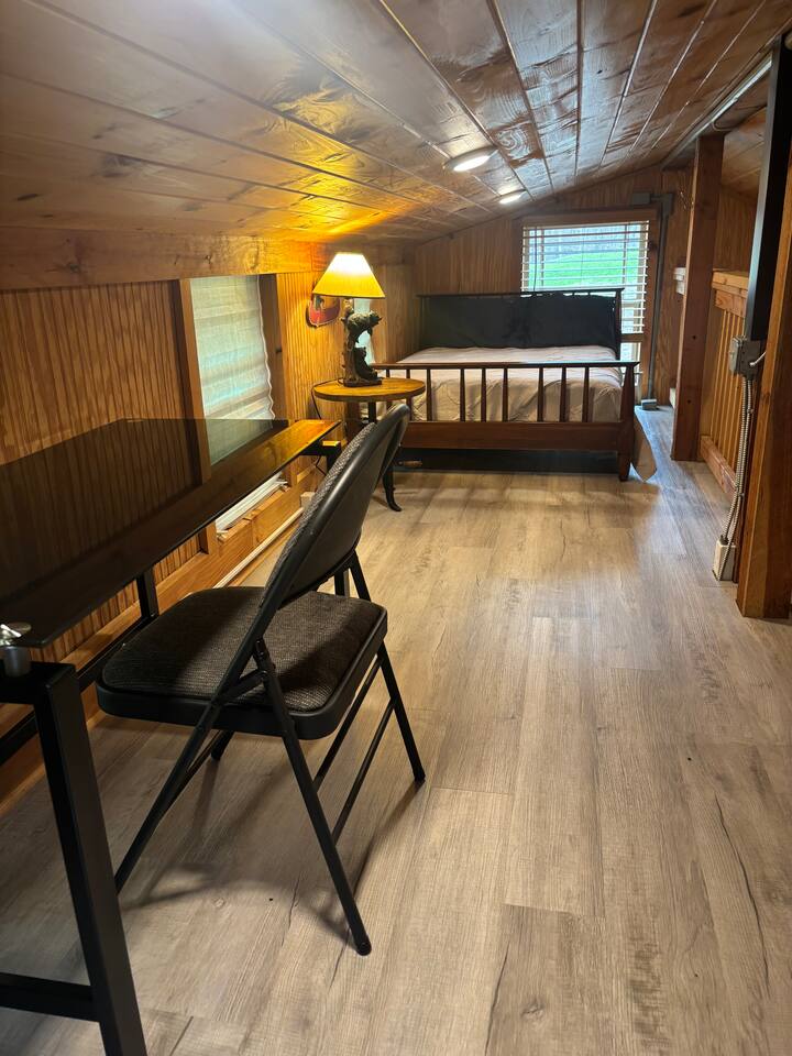 Loft area with low ceilings. Ideal for children!