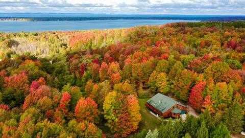3bd/4ba Upscale Cabin one mile to Torch Lake