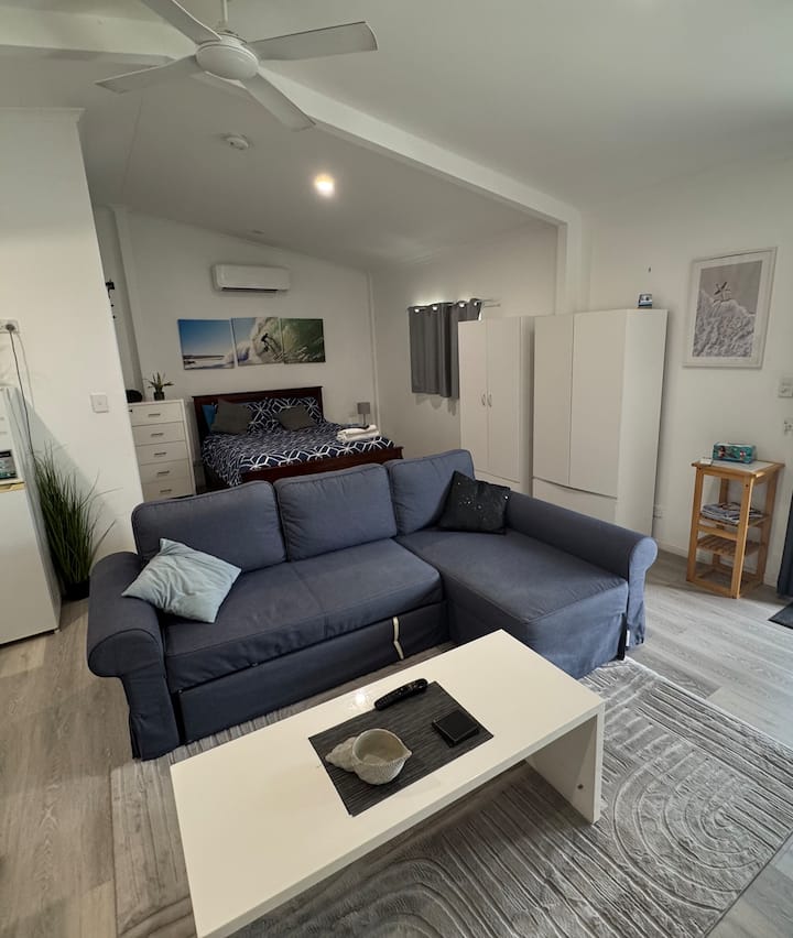 Evenings At Ernie's, Scarness Studio, Near Beach. - Hervey Bay