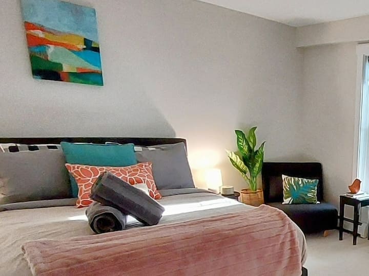 2. spavaća soba: zima
Krevet je zaštićen krznom za zimu. Madrac Casper (širine 150 – 179 cm) s certifikatom Greenguard. Laneni poplun. Tijekom toplih mjeseci, postoji lagani poplun i prekrivač. Evo, spremni smo za toplije noći!

Tapecirana stolica sklapa se u krevet za jednu osobu: SAMO za malo dijete.