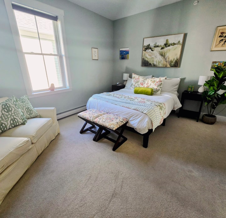 1. spavaća soba: glavna soba s proljetnim motivima

• spuštene jastuke
•Luksuzna posteljina
•Posteljina s cvijetom savezne države Vermont (čičak) i florom s planine Mt. Mansfield
•Madrac od memorijske pjene visoke kvalitete Casper Greenguard
•Bežični punjači
• uređaj za bijelu buku
•TV
• Privatna mramorna kupaonica s tušem s efektom tropske kiše