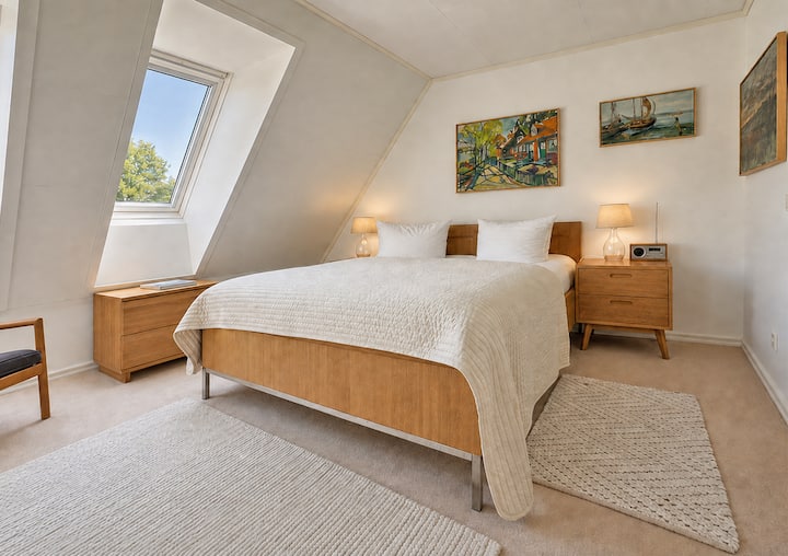 Schlafzimmer 1 mit Doppelbett, Radio und Kleiderschrank