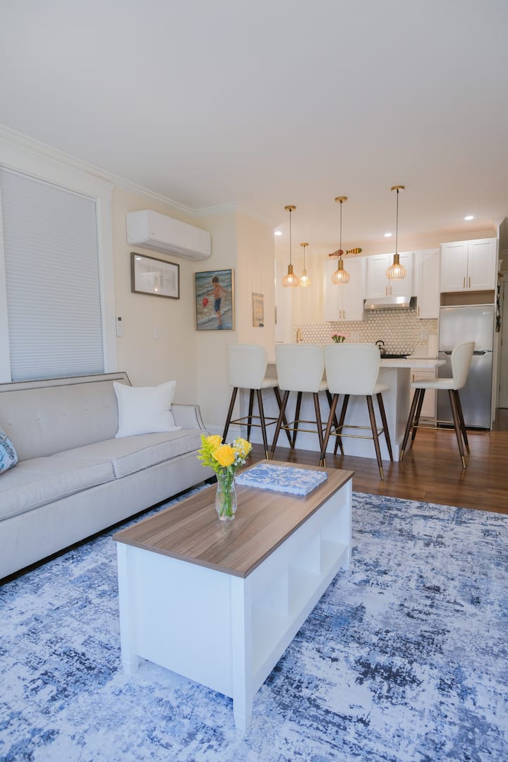 The Bellevue Apartment - Near The Beach - Newport, RI