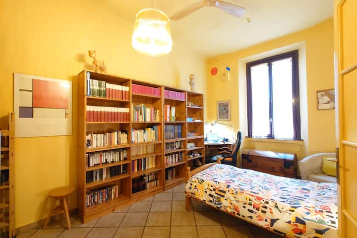 Tichá jednolôžková izba s počítačovým kútikom