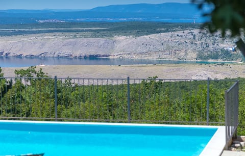 Home Aqua/sea view; 42 m2 pool; 1,9km beach