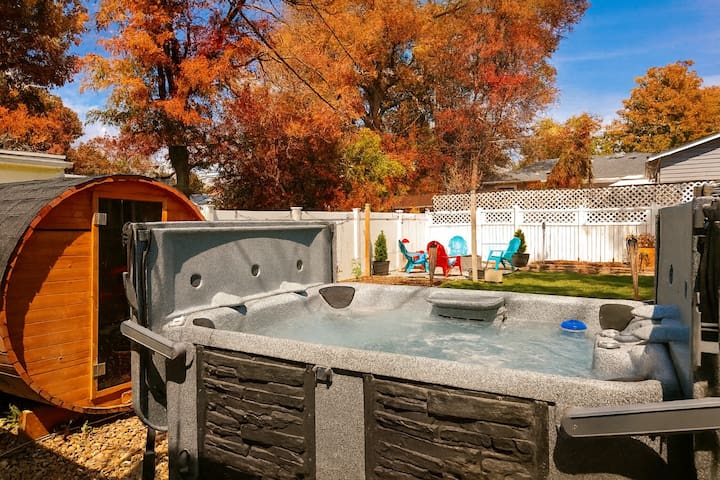 Luxury 3b/3b Hot tub, Sauna, Home Gym, Fenced yard