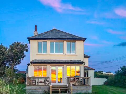 Large 6 bedroom house with spectacular sea views