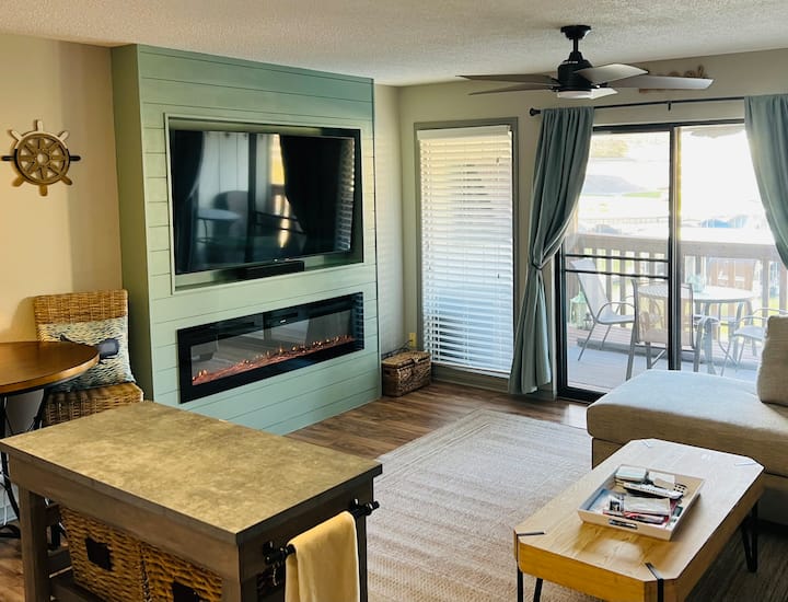 Light And Airy 1 Bedroom Condo On The Lake! - Sunrise Beach, MO