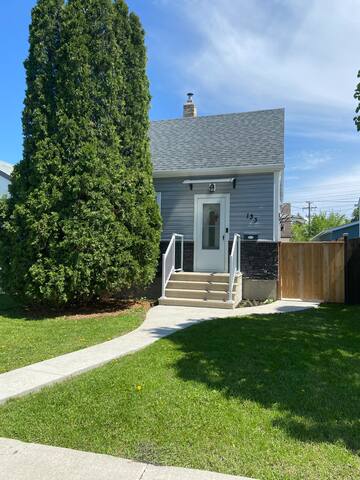 Cute & Cozy 5 Guest home, close to downtown