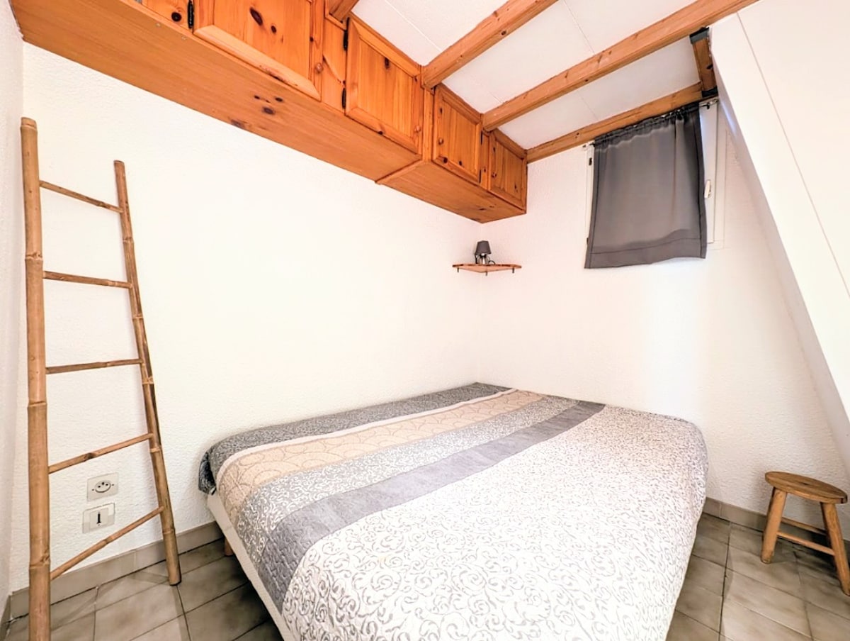 SPÁLŇA 1 s manželskou posteľou (140 x 190), vysokým úložným priestorom, prikrývkou a vankúšmi.