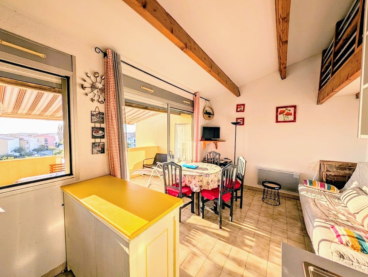 OBÝVACIA IZBA s priamym prístupom na terasu vrátane rozkladacej pohovky typu clic-clac (140 x 190), televízora, stola so stoličkami a stolovými hrami.