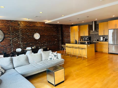 Top performing Airbnb: Boston Harbor View! Free Parking! Modern 3 bedroom in Central Boston