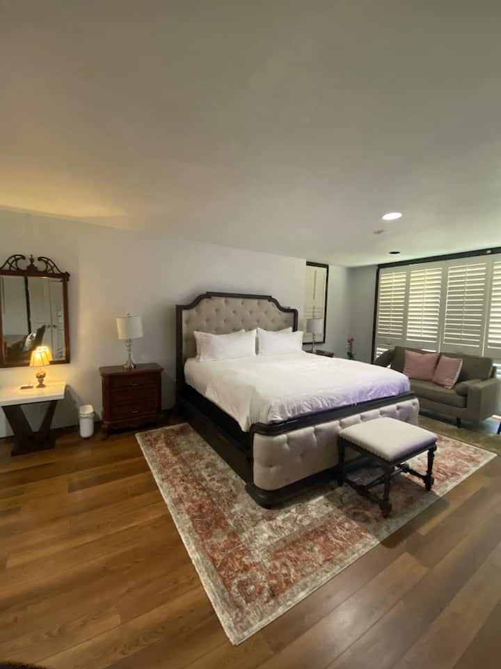 חדר שינה ראשי עם מיטת קינג סייז