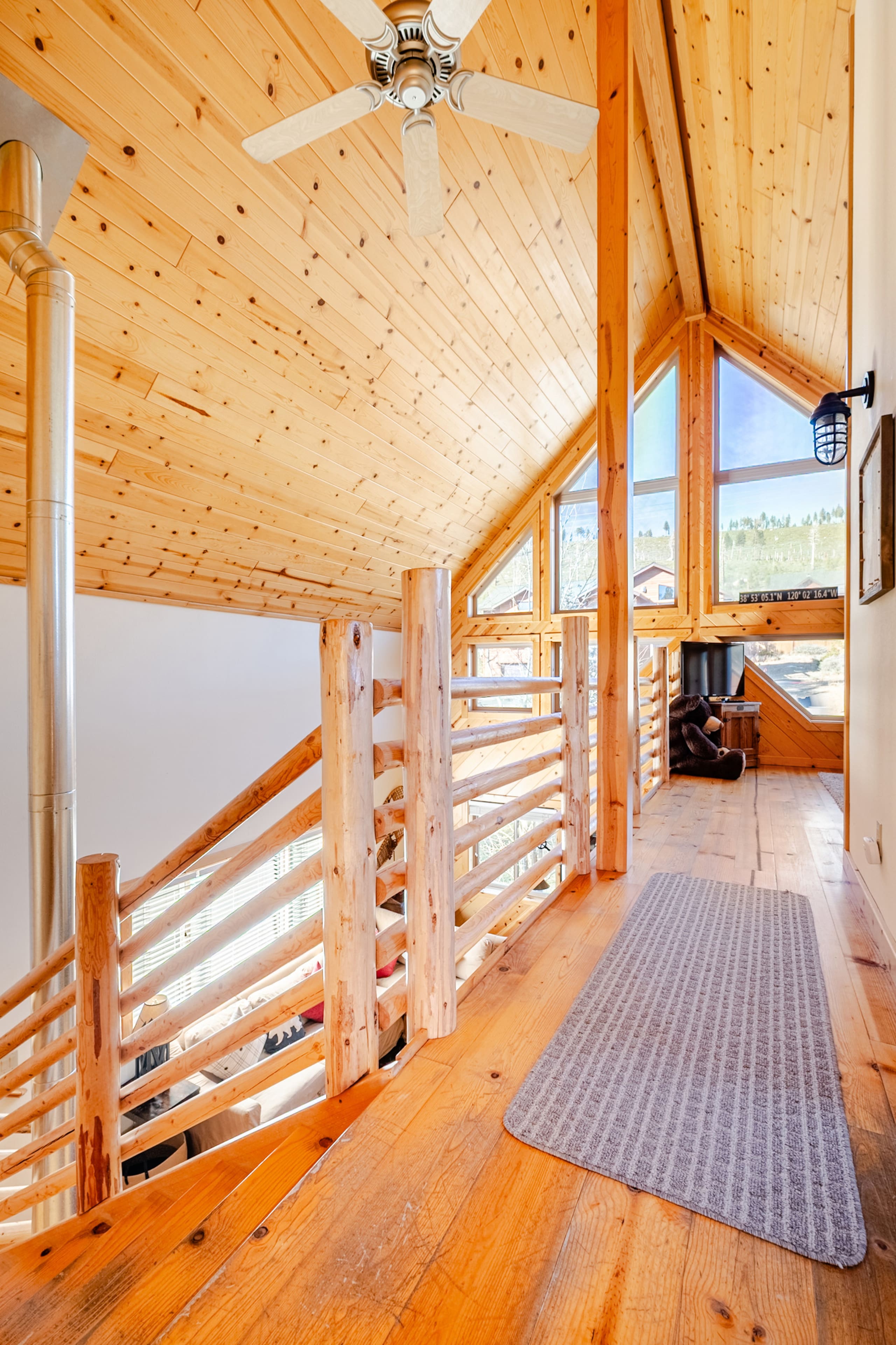 Rustic Cabin with Hot Tub, Near Lake & Heavenly - Photo 14