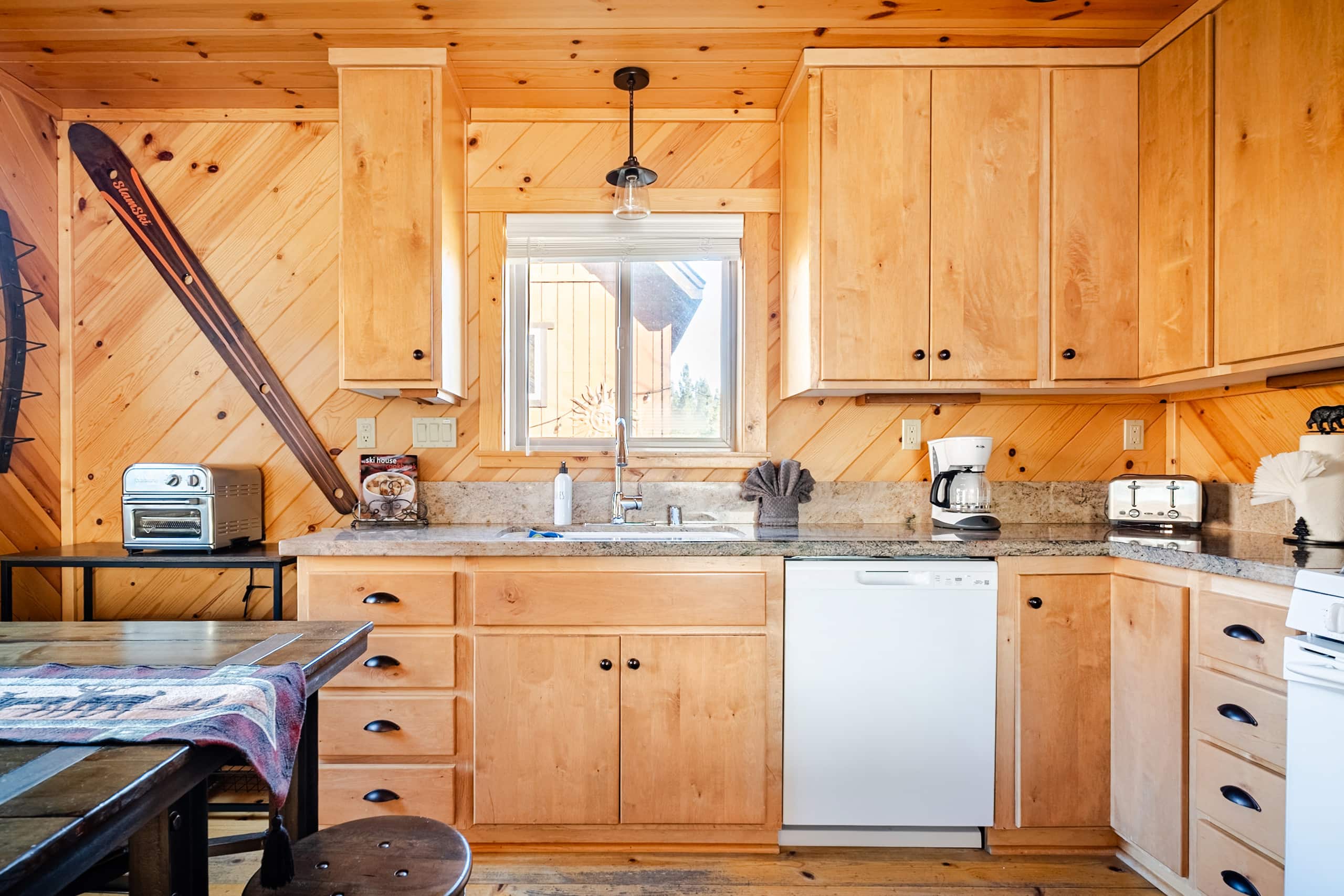 Rustic Cabin with Hot Tub, Near Lake & Heavenly - Photo 16