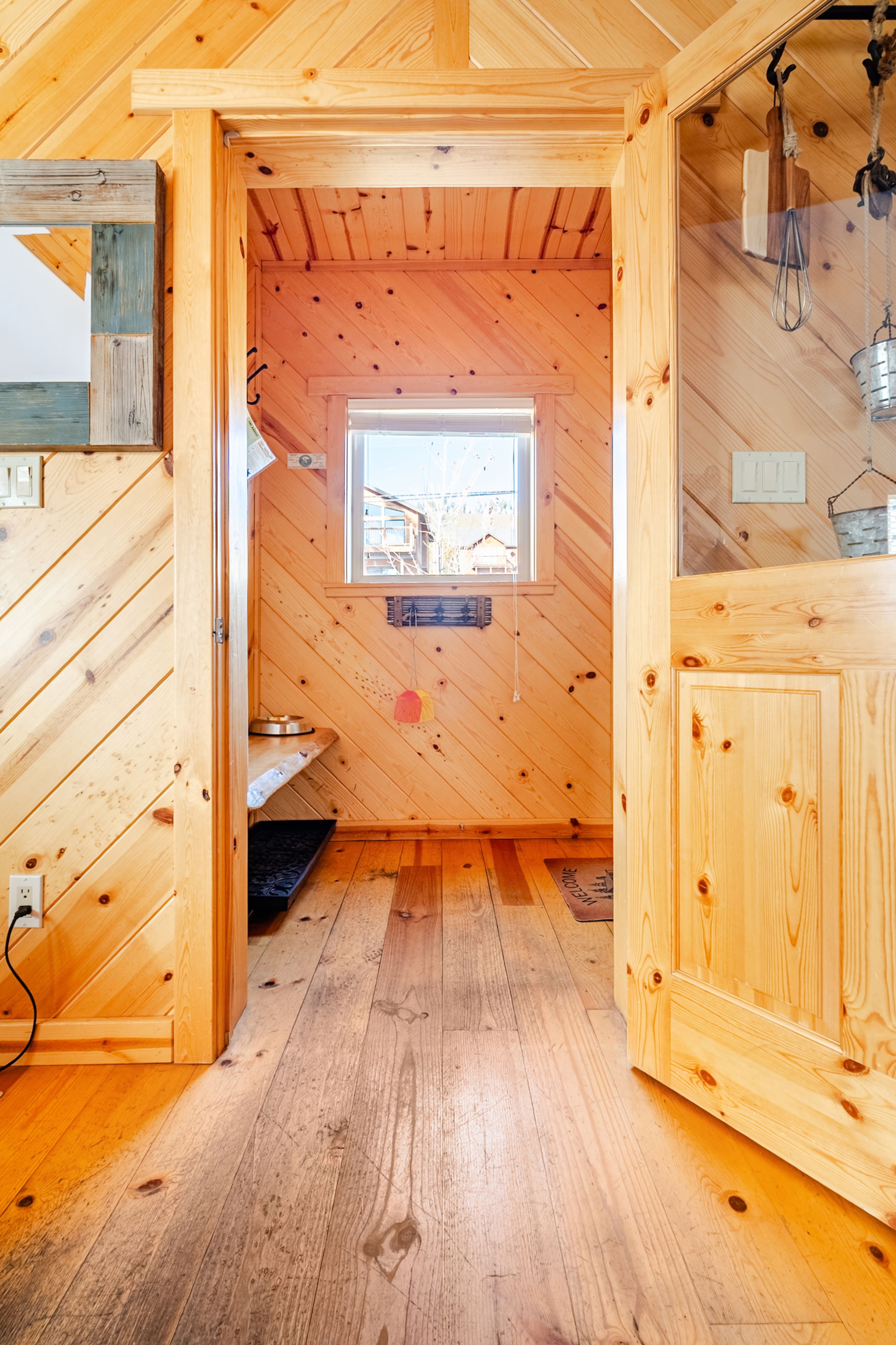 Rustic Cabin with Hot Tub, Near Lake & Heavenly - Photo 9