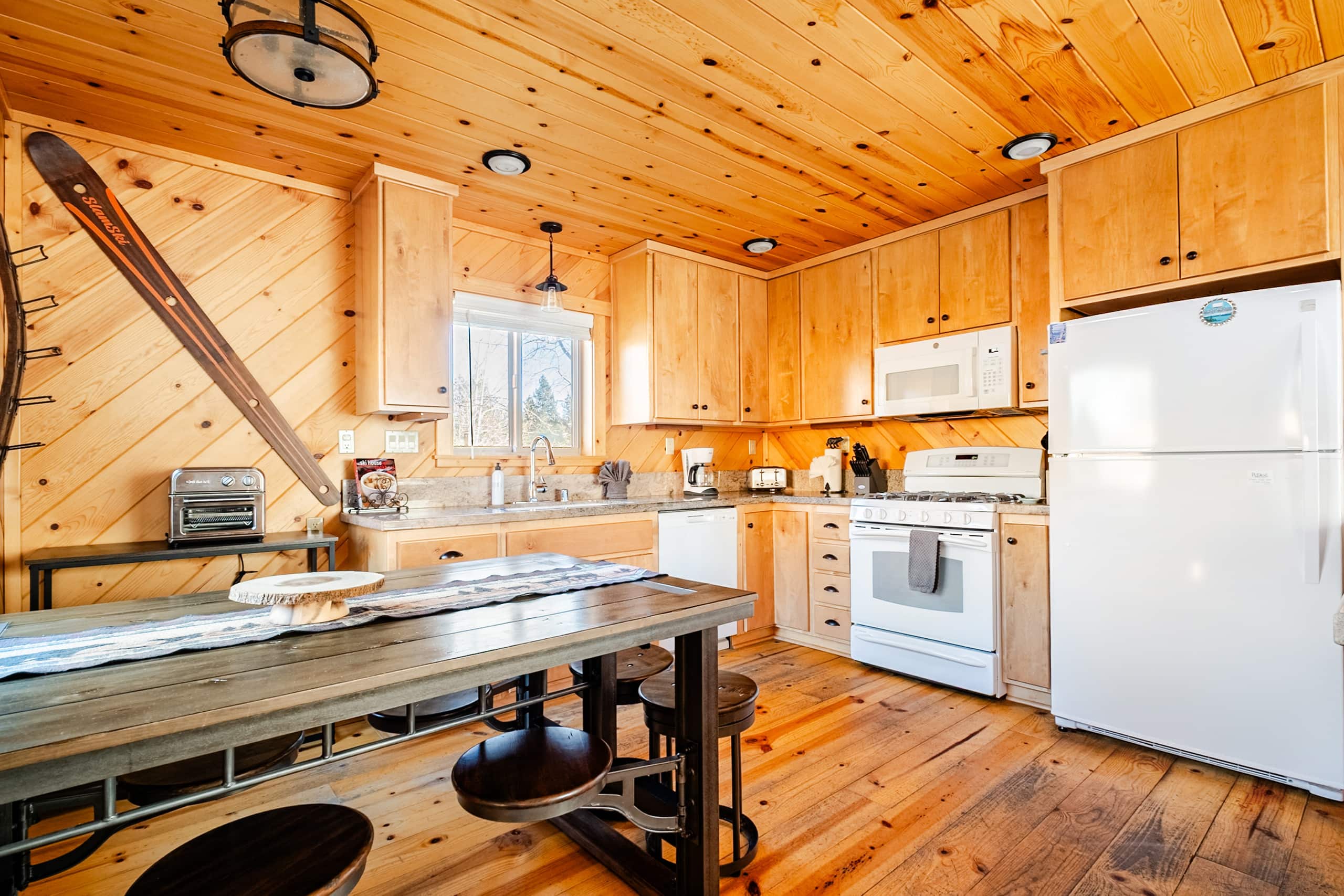 Rustic Cabin with Hot Tub, Near Lake & Heavenly - Photo 17