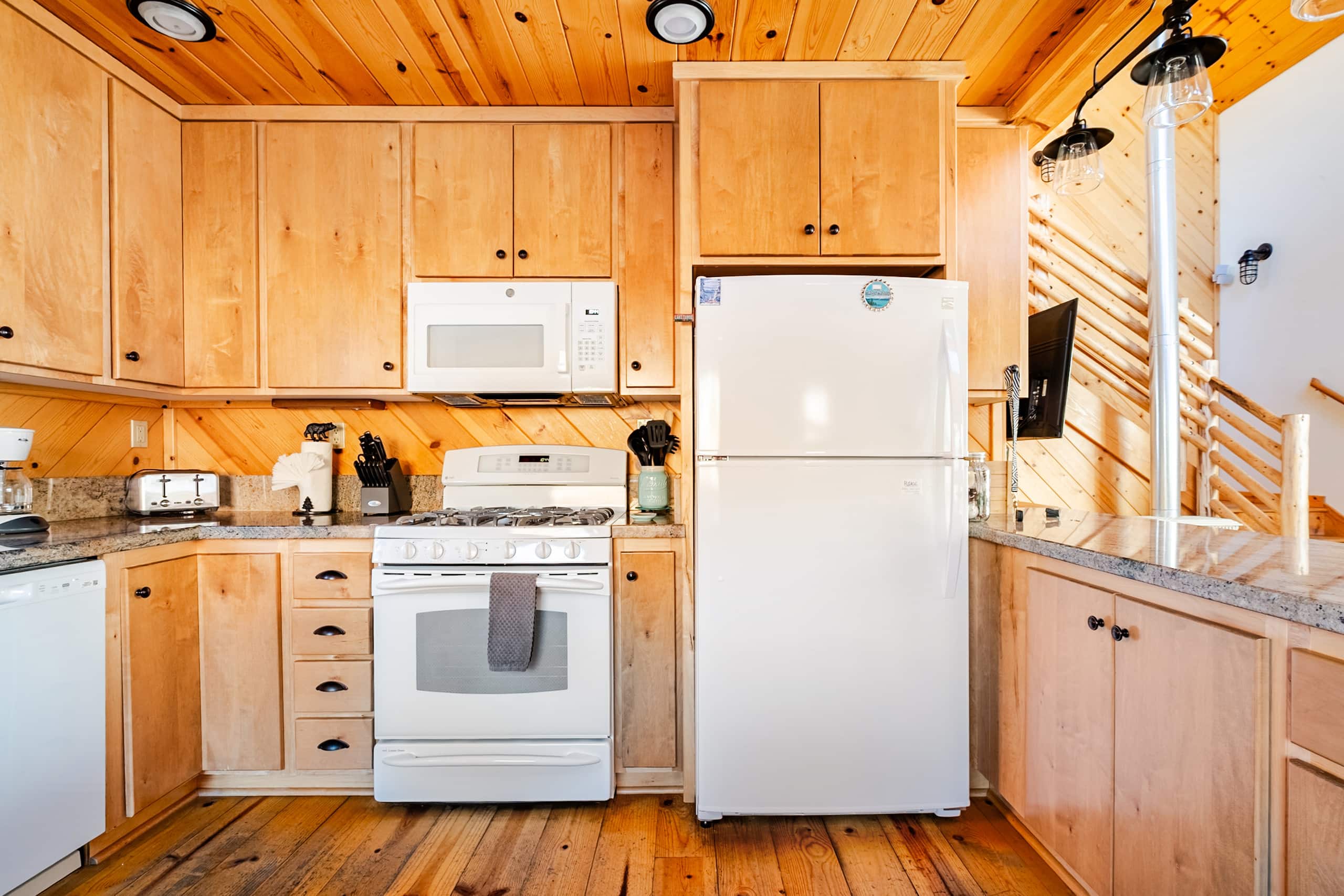 Rustic Cabin with Hot Tub, Near Lake & Heavenly - Photo 15