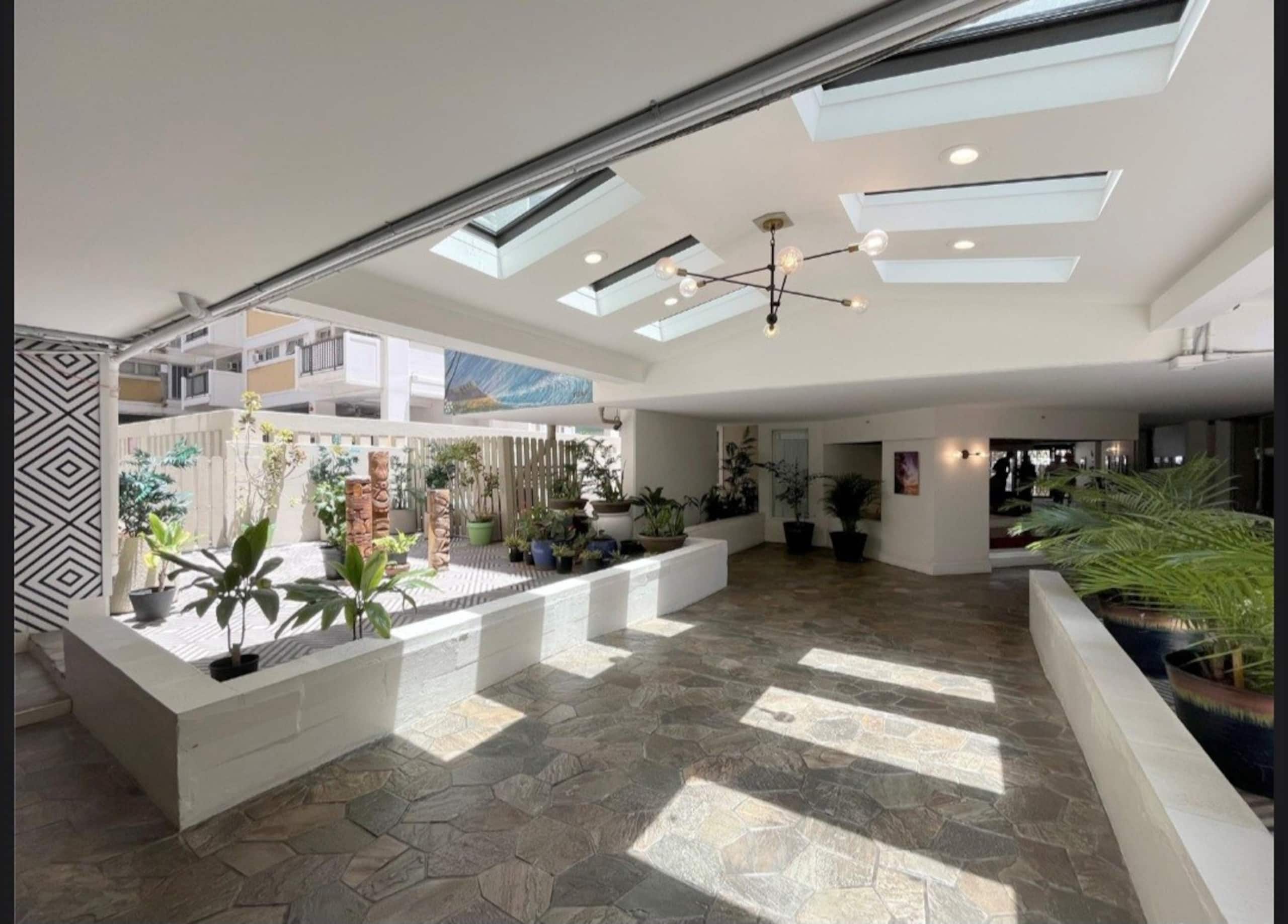 Condo in Honolulu · ★4.76 · Studio · 1 bed · 1 private bath - Image 18