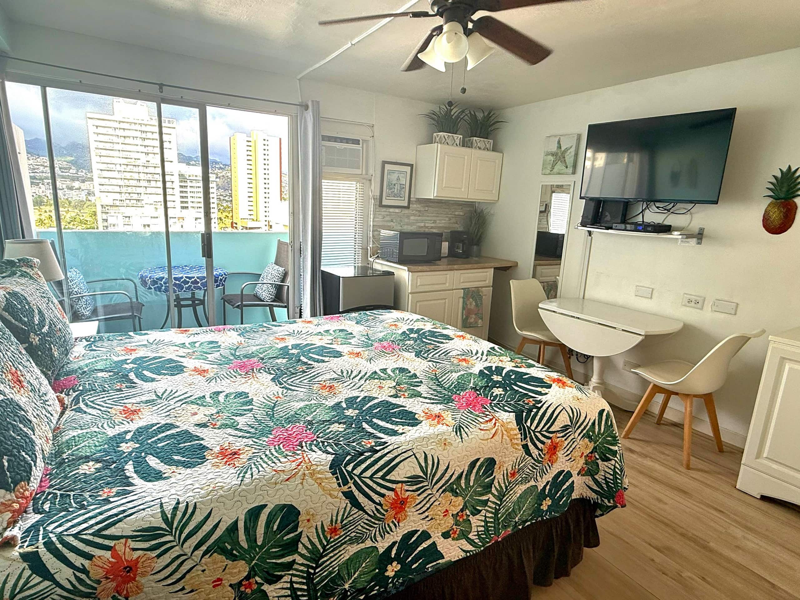 Condo in Honolulu · ★4.76 · Studio · 1 bed · 1 private bath - Image 1