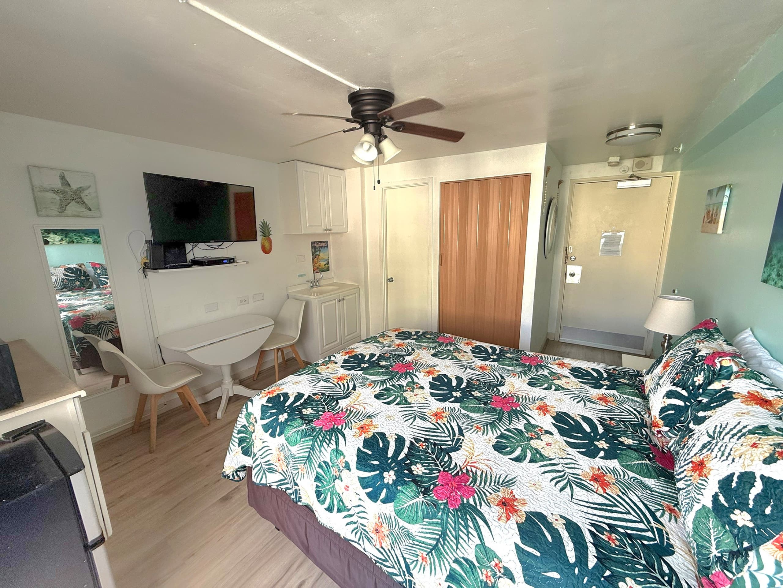 Condo in Honolulu · ★4.76 · Studio · 1 bed · 1 private bath - Image 2