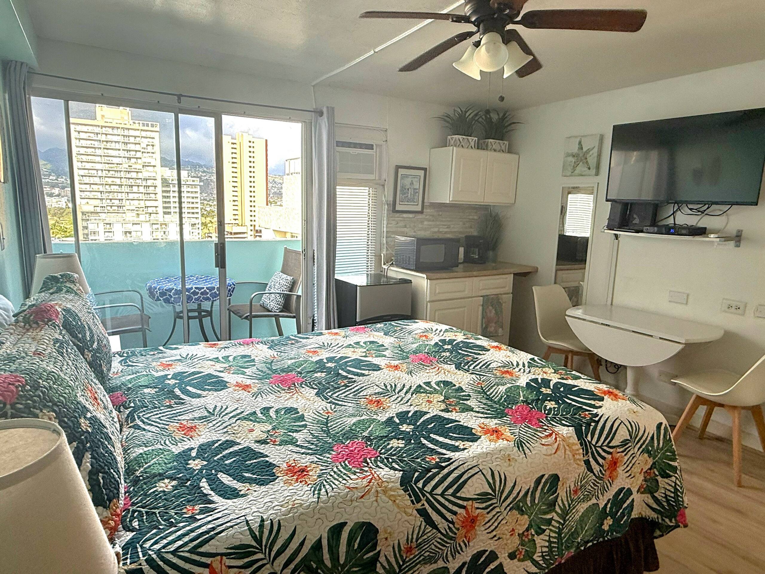 Condo in Honolulu · ★4.76 · Studio · 1 bed · 1 private bath - Image 10