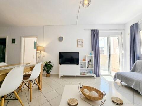 Successful Airbnb property: Cozy Getaway By the Beach | Parking | Wi-Fi in Bashkia Sarandë