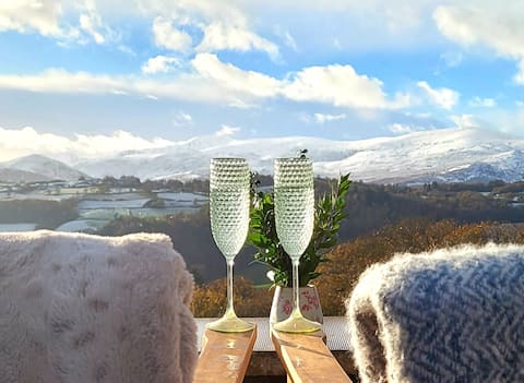 Tŷ Farm Retreat - Farmhouse Studio - Mountain View