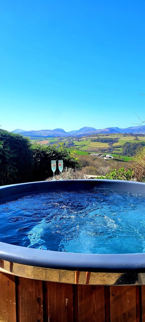 Tŷ Farm Retreat Mountain View Studio with Hot Tub