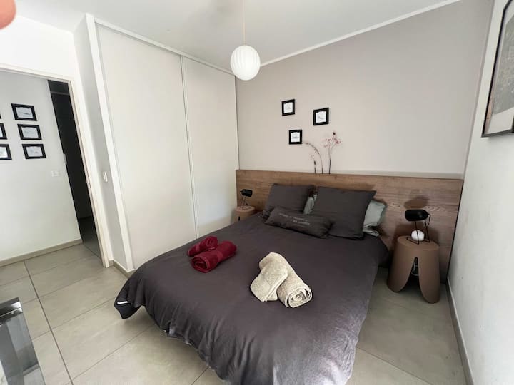 La "petite" chambre est tout aussi cosy, équipée d'un lit en 140 et d'un grand placard et d'un miroir pour plus de luminosité.
Une multiprise avec notamment 2 prises USB vous permettra de recharger vos divers équipements. N'oubliez pas vos câbles !