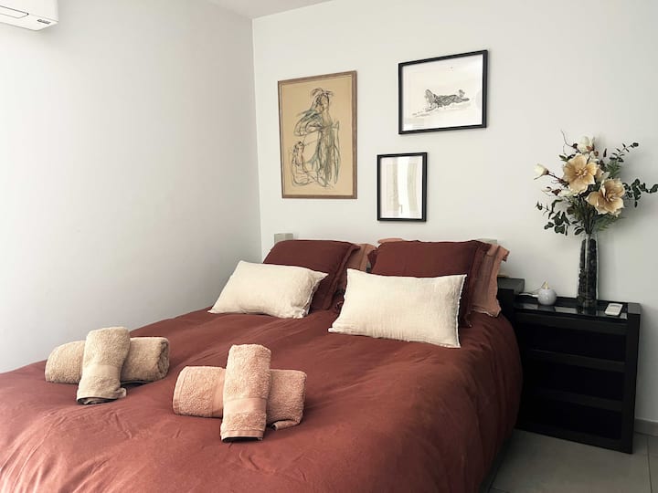 La chambre est également équipée d'une télévision, avec accès aux services d'Orange TV en simultané avec celle du salon.
Une multiprise avec notamment 2 prises USB vous permettra de recharger vos divers équipements. N'oubliez pas vos câbles !