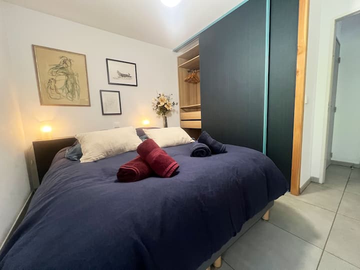 Belle chambre avec lit queen size et grand dressing