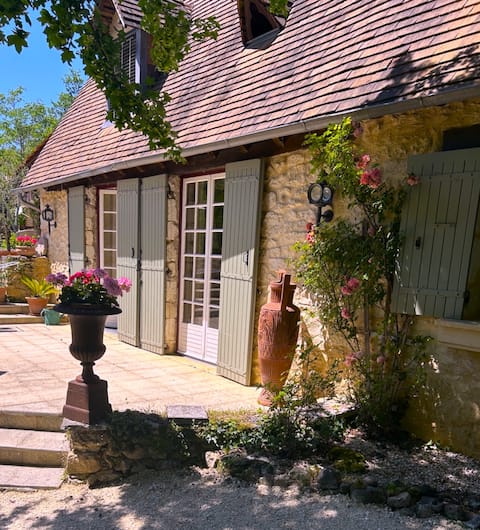 Detached house with private pool in a quiet location