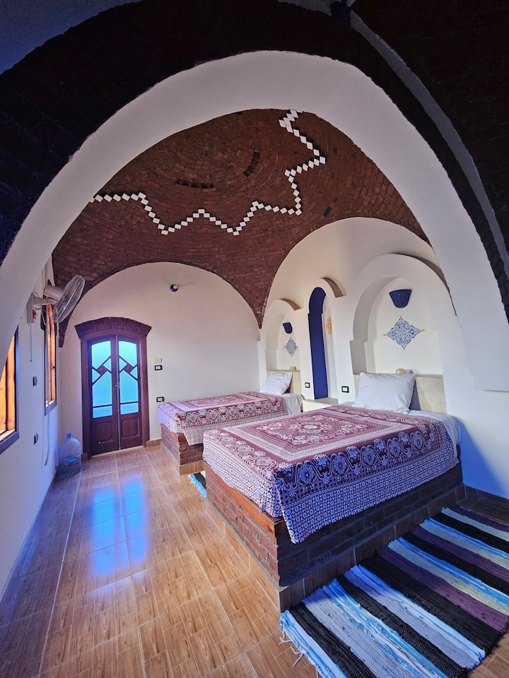 El dormitorio más grande de la villa con un techo doble abovedado, 2 camas dobles, un tocador, armario, 3 ventanas y acceso al balcón en la parte trasera de la villa. A este balcón también se accede por BR4 y conduce a las escaleras de la terraza de la azotea.