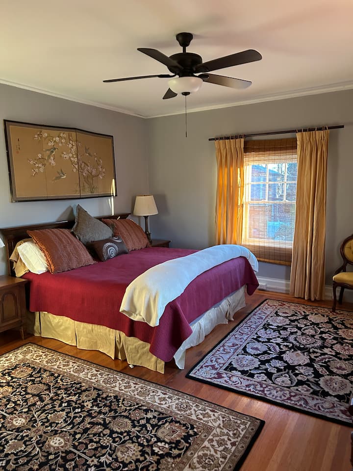 Chambre principale avec salle de bain attenante. La coiffeuse victorienne est parfaite pour les fêtes de mariage 