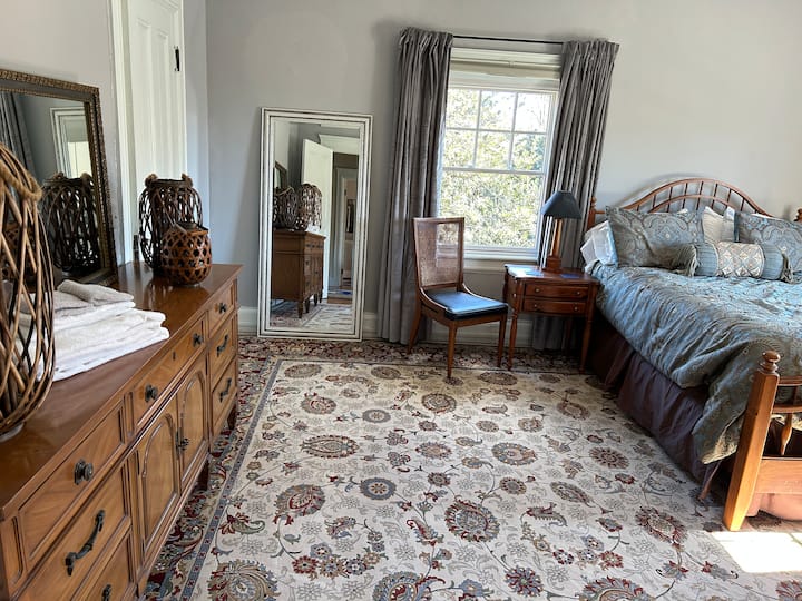 Plusieurs miroirs rendent cet espace « prêt à être préparé » parfait pour le préchauffage. 