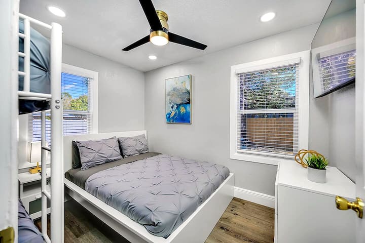 Cette chambre est parfaite pour une petite famille ou un groupe d'amis pour une soirée pyjama !