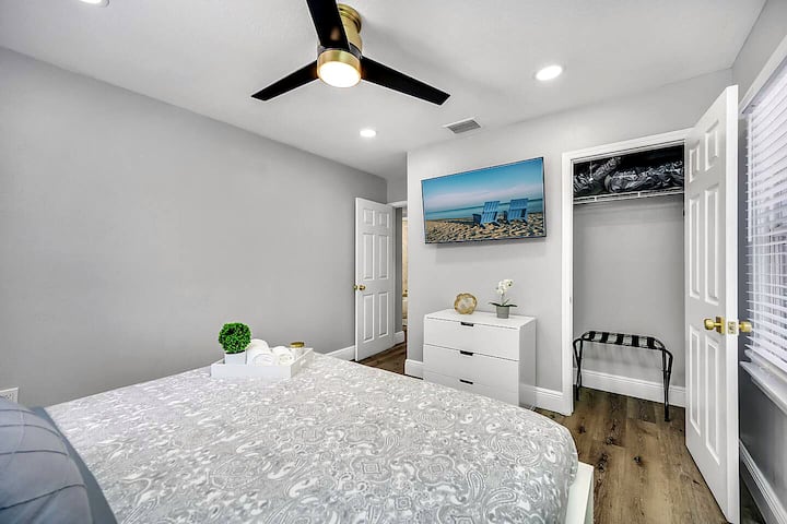 Chambre élégante avec lit king size, tiroirs, placard et son propre téléviseur Sentez-vous comme chez vous pendant que vous êtes chez vous, loin de chez vous !