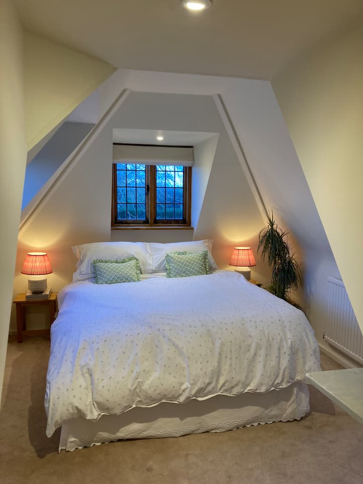 Cama king com vista para o jardim de rosas 