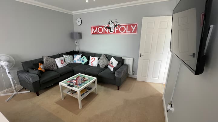 Monopoly Place-4 Bedrooms & 4 Work”station” Office - Basingstoke