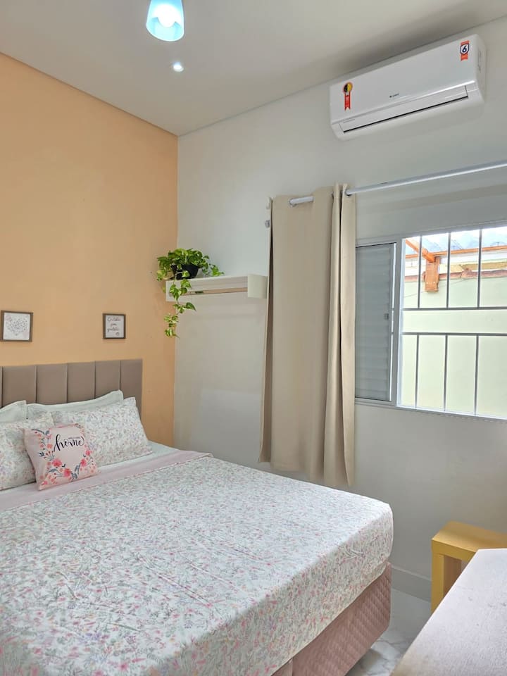 Spálňa 1. Apartmán pozostáva z manželskej postele veľkosti Queen, klimatizácie, komody, zrkadla a skrinky.