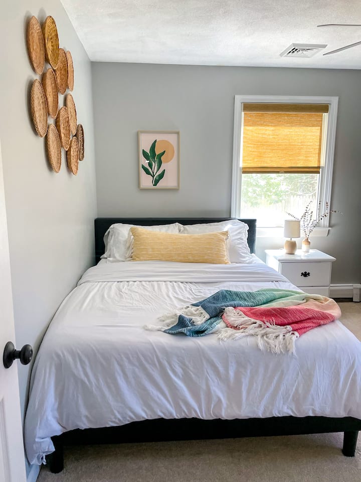 Comfy queen bed with memory foam mattress & soft bedding