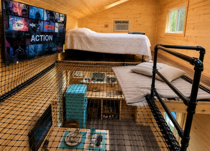Queen-size bed, king-size loft through which you can see the kitchen and a big screen TV. Rest assured, almost no treehouses in the world have such. Luxuries, yes, Wi-Fi.