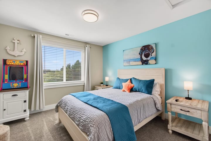 Come stay in the perfect kids’ hangout space featuring a queen bed and toys for our youngest guests. Of course, adults can stay here too!