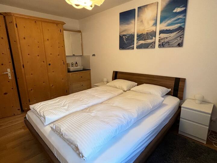 Голяма спалня със самостоятелна мивка и голям вграден гардероб 