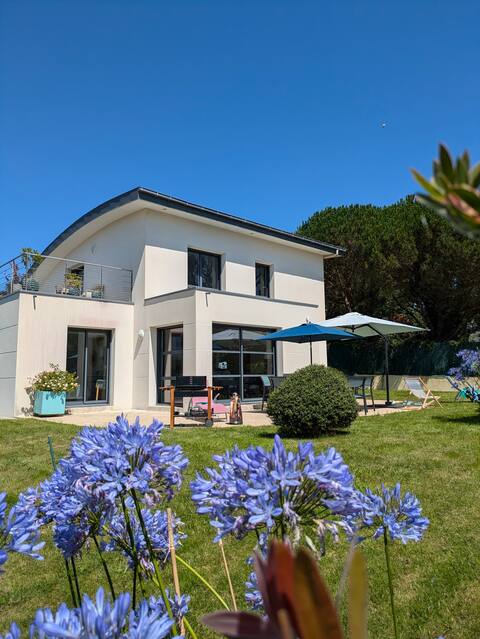 Charming contemporary villa, the beach on foot